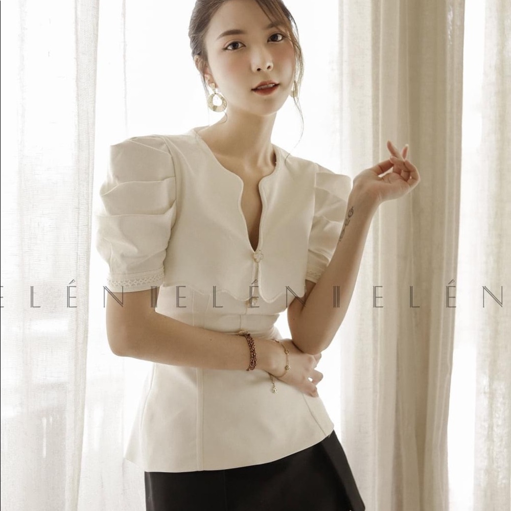❌SOLD❌Peplum top with padded shoulders